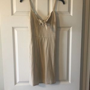 Hollister short stress tie in front